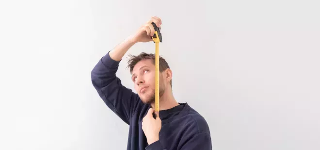 Mann mit Maßband