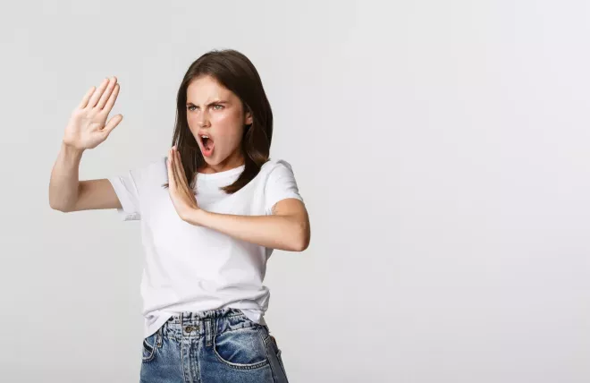 Frau hält Hände in Karate-Pose Frau hält Hände in Karate-Pose