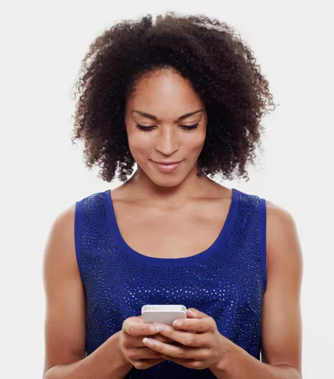 Eine Frau mit einem Smartphone