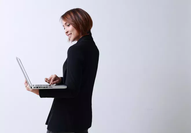 Frau benutzt einen Laptop