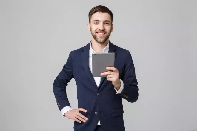 Mann mit Tablet in der Hand