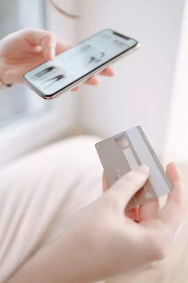 Einkaufen mit Kreditkarte auf dem Handy Einkaufen mit Kreditkarte auf dem Handy