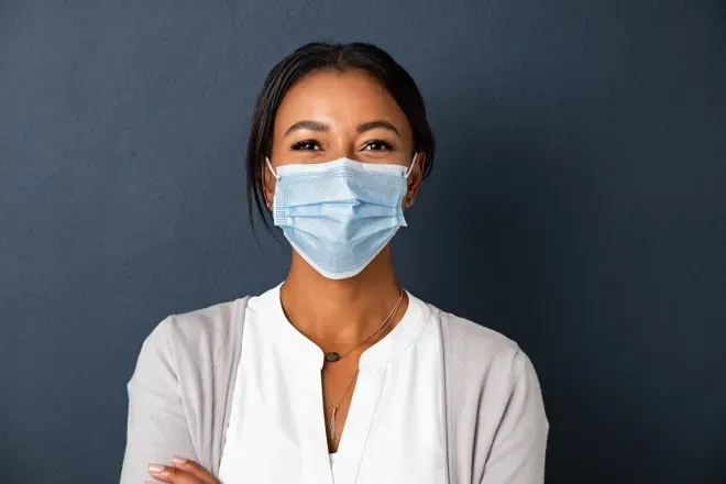 Person, die eine Maske trägt