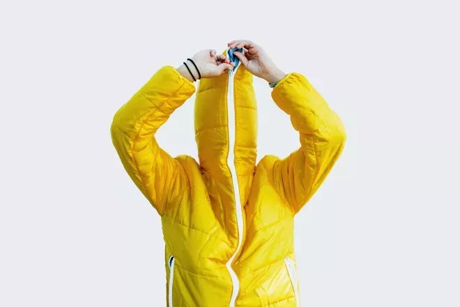 Frau mit Reißverschluss gelbe Jacke Frau mit Reißverschluss gelbe Jacke