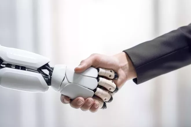 Roboter und Mensch schütteln sich die Hände