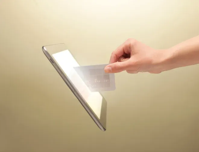 Ziehen der Kreditkarte aus dem Tablet Ziehen der Kreditkarte aus dem Tablet