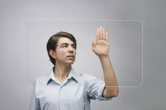 Mann mit erhobener Hand