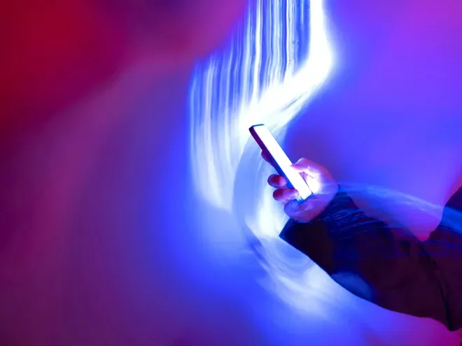 Halten Sie das Telefon in der Hand