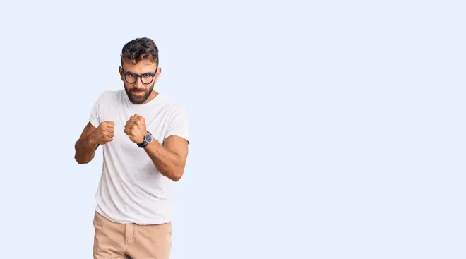 Person mit erhobenen Fäusten Person mit erhobenen Fäusten