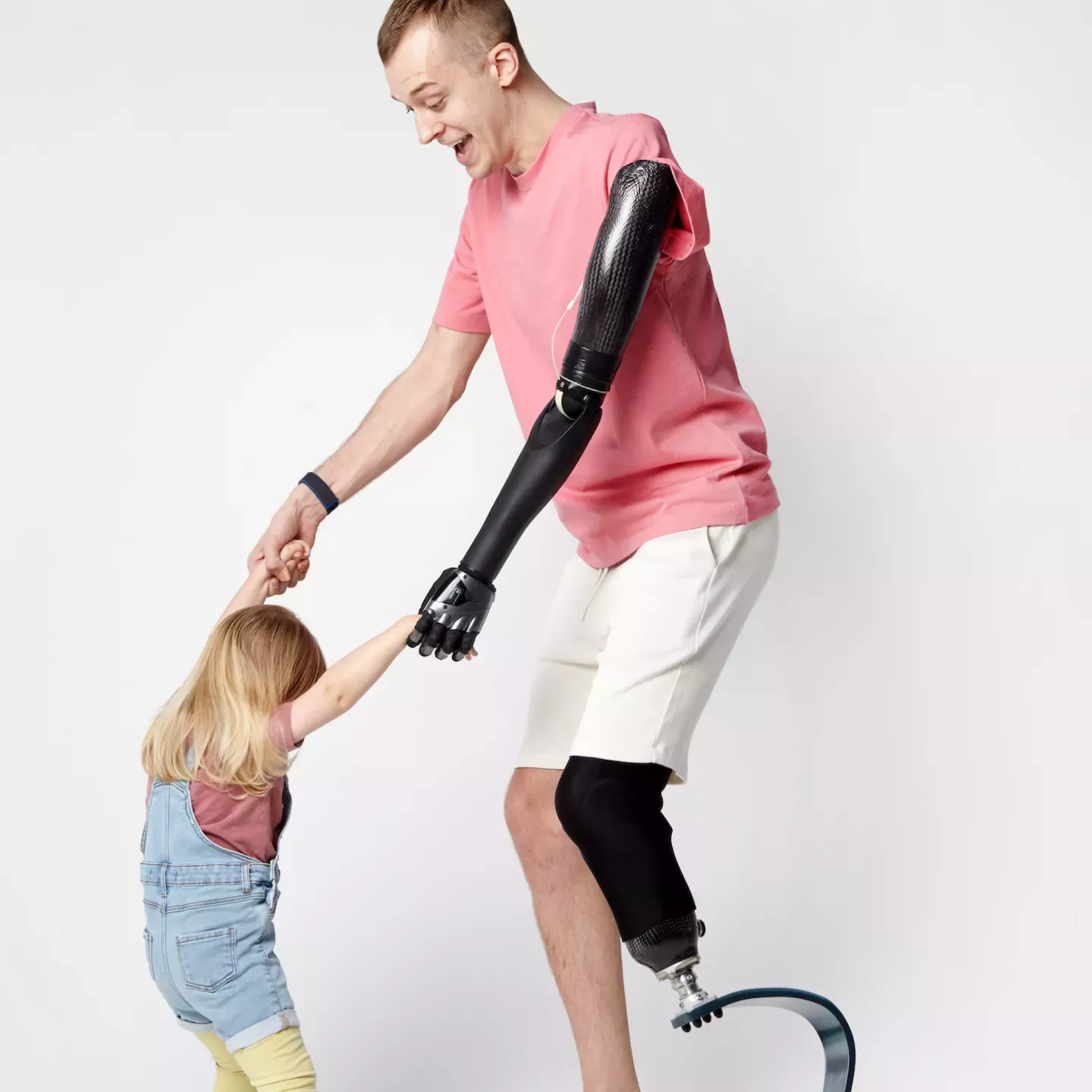 Ein Mann, der mit seiner Tochter tanzt