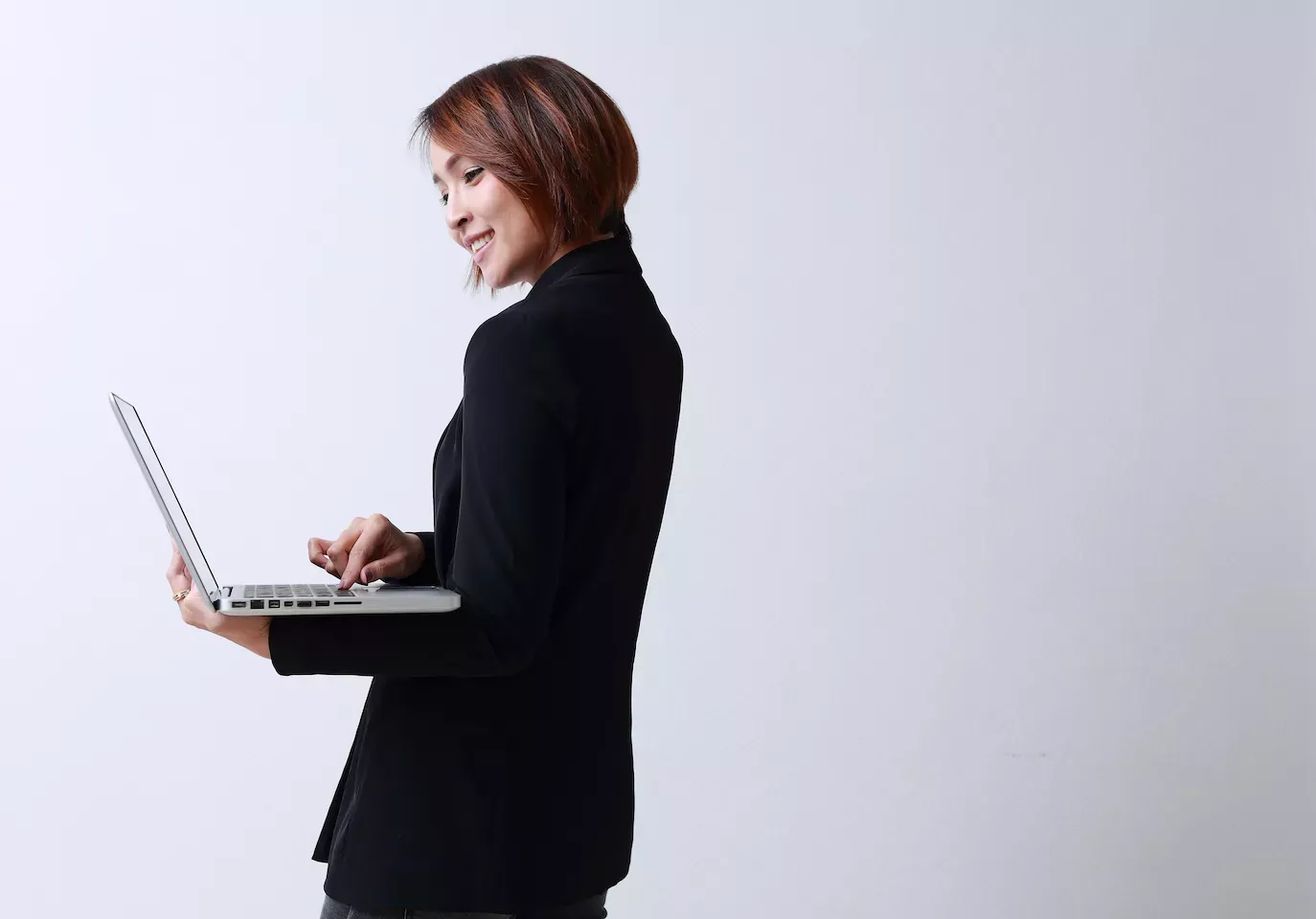 Frau benutzt einen Laptop