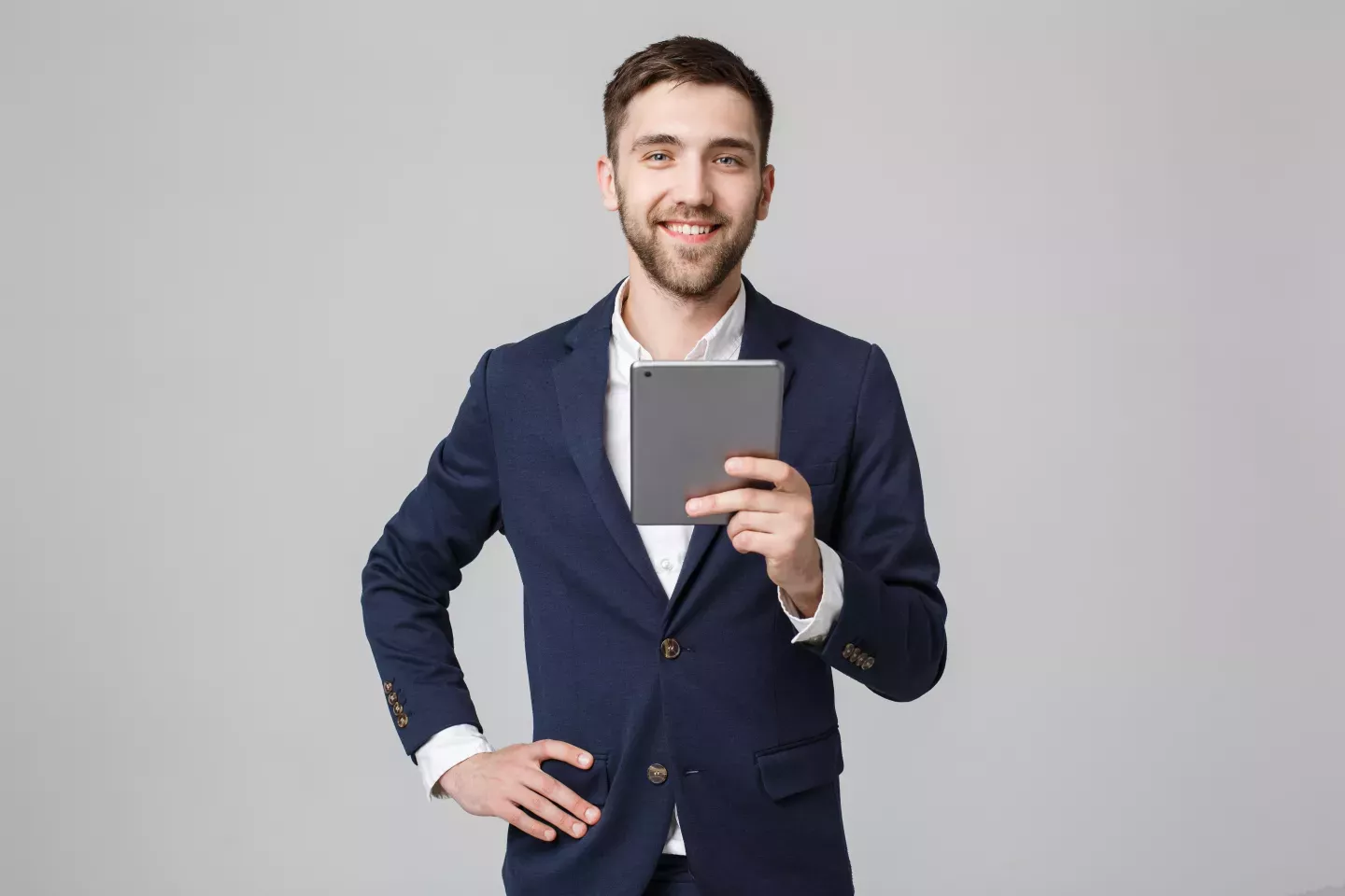 Lächelnder Geschäftsmann mit Tablet in der Hand