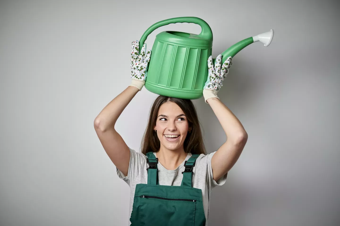Frau mit Gießkanne