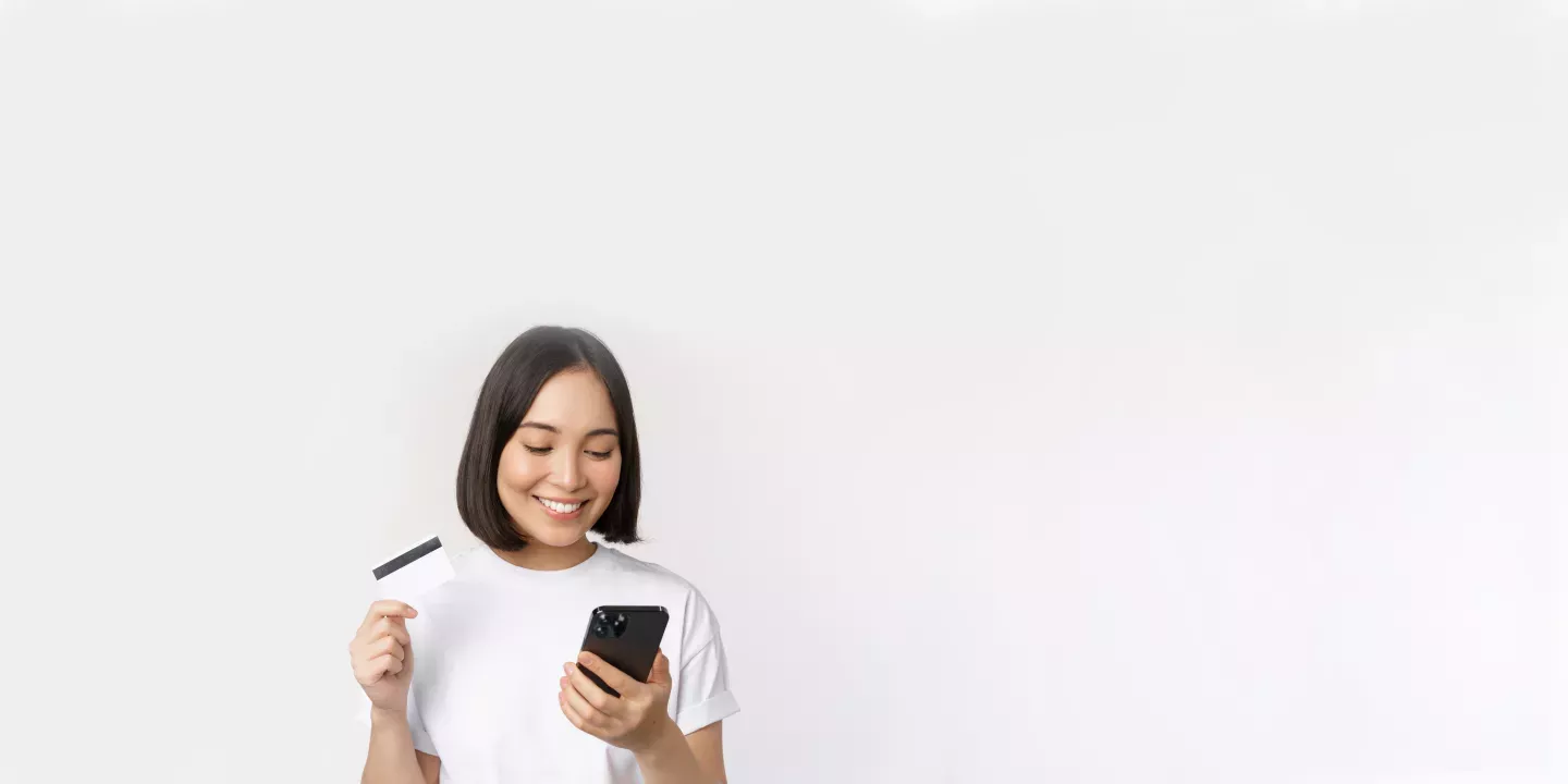 Frau mit Karte und Telefon in der Hand