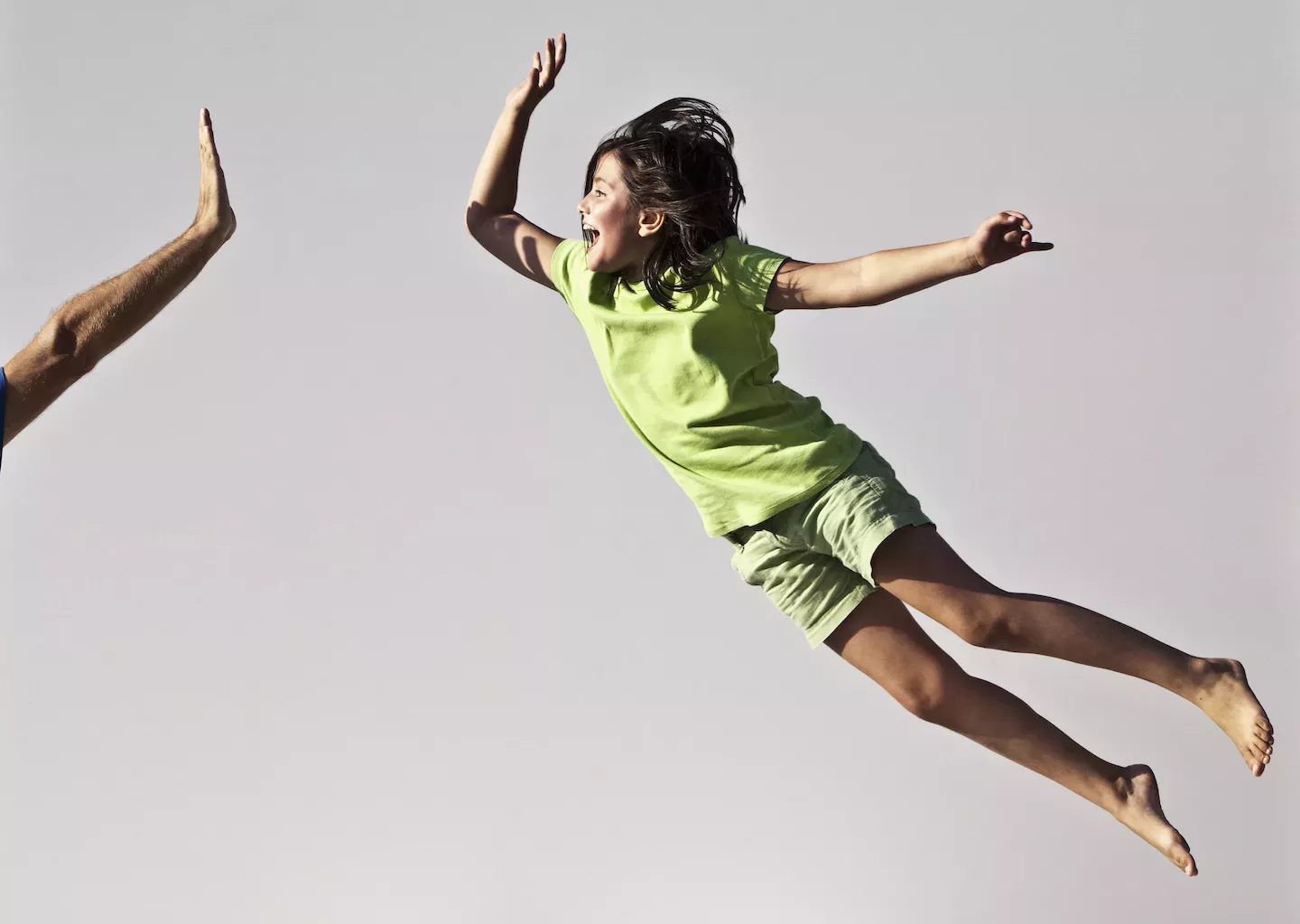 Kinder geben ein High Five