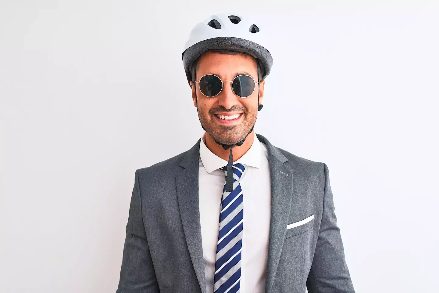 Mann im Anzug trägt Helm