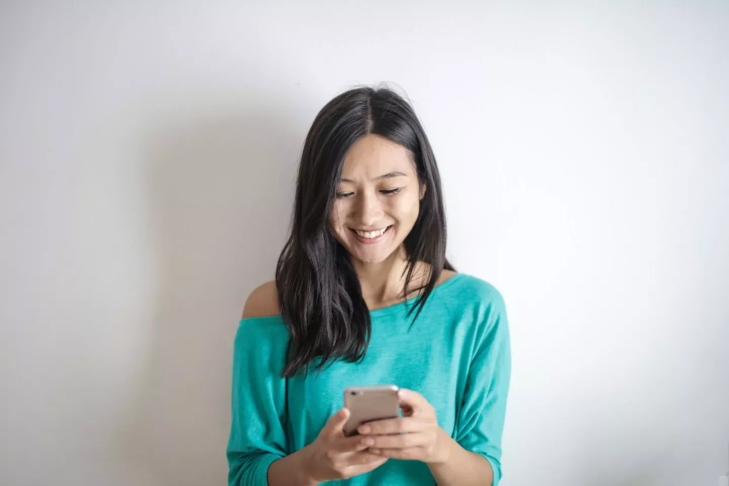 Glückliche Frau mit einem Telefon