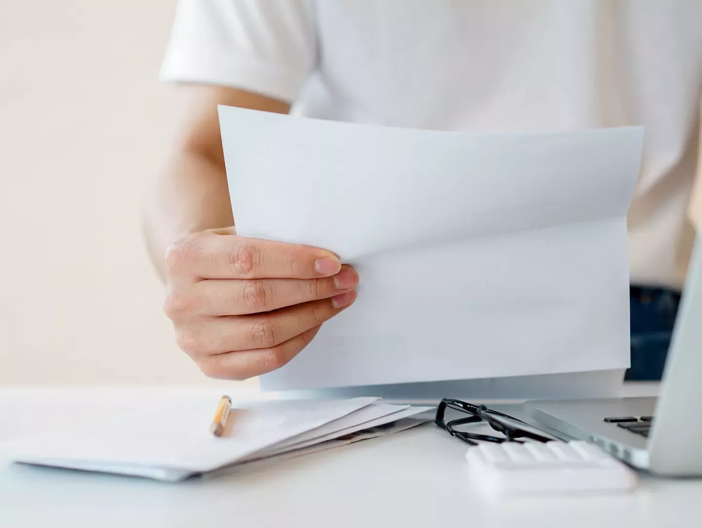 Person, die die E-Mail liest Person, die die E-Mail liest