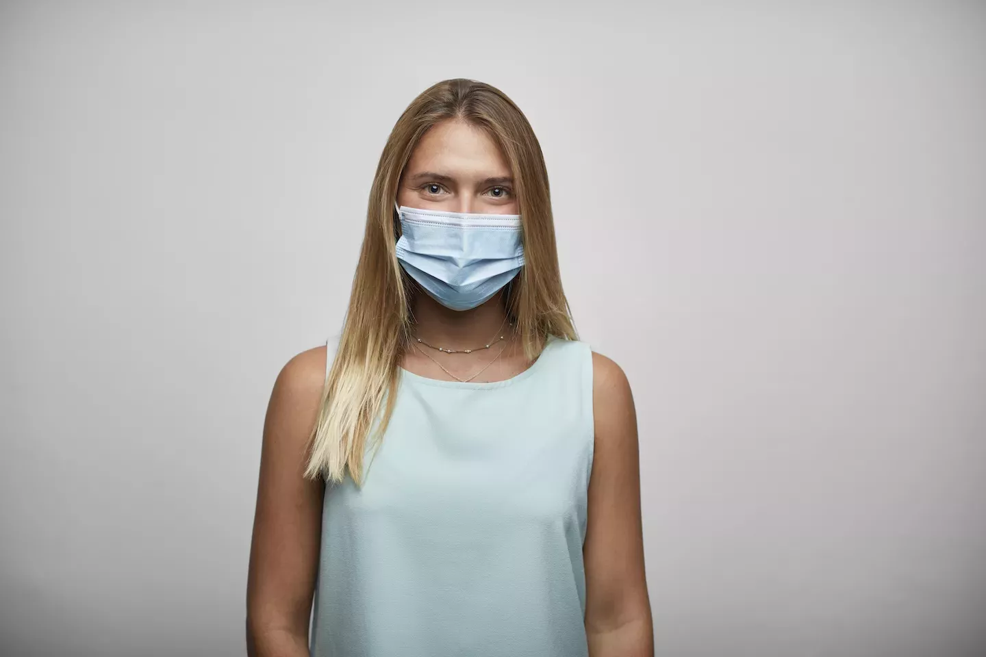 Frau mit Maske Woman wearing a mask