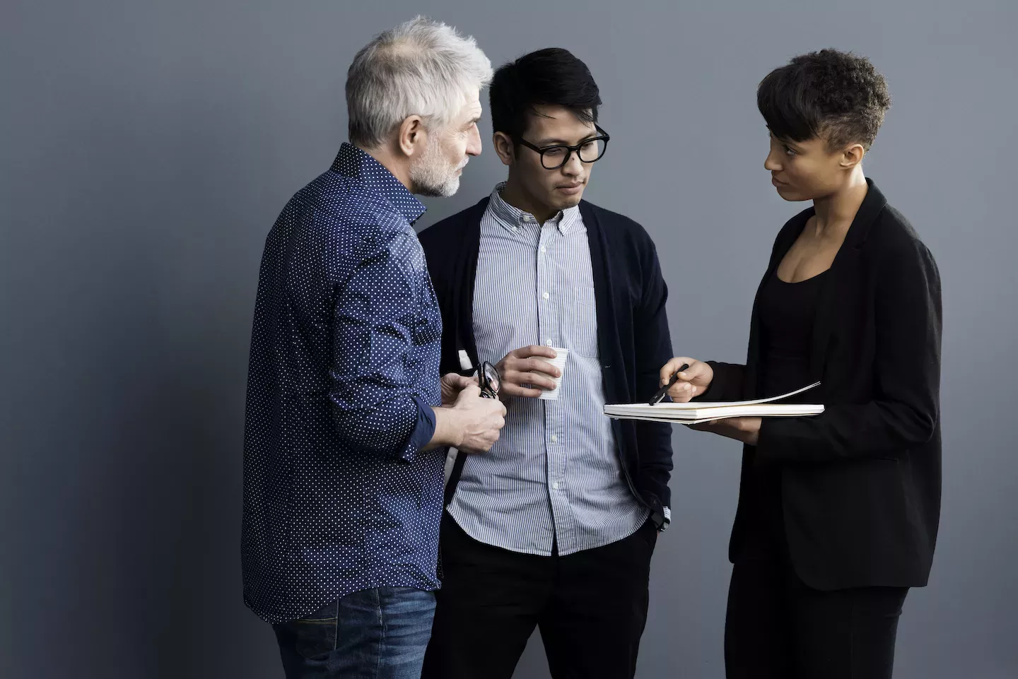 Team, das in einem Huddle über das Geschäft diskutiert