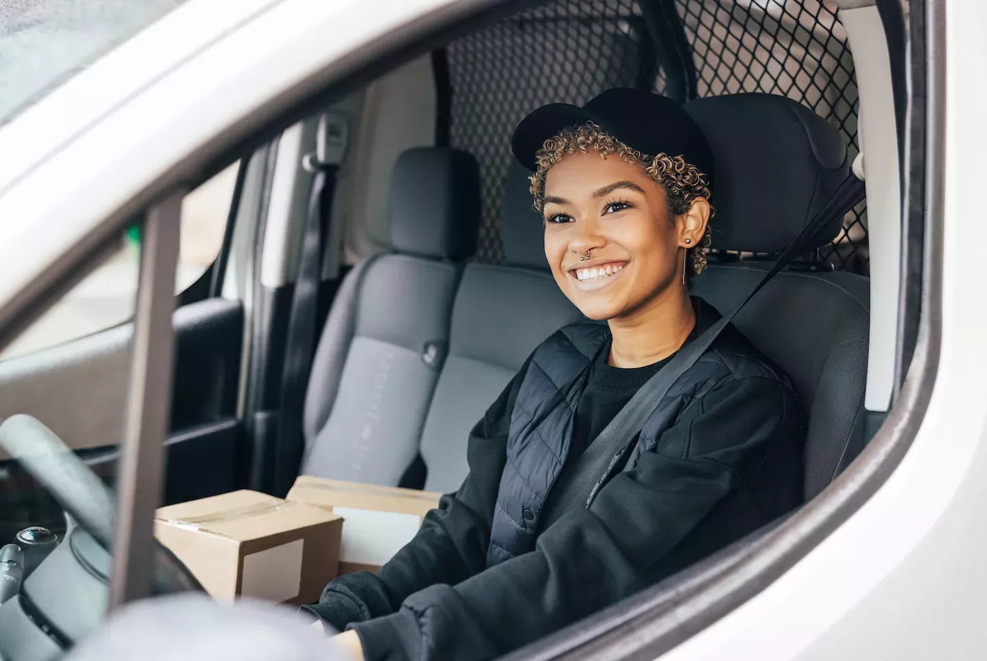 Lieferfahrer lächelt im Lieferwagen Lieferfahrer lächelt im Lieferwagen