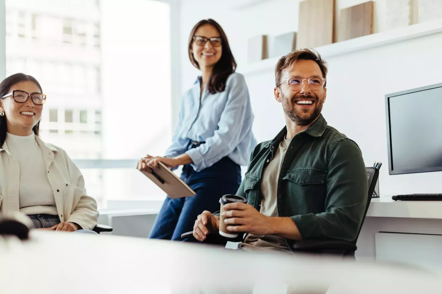Menschen lächeln in einem Büro