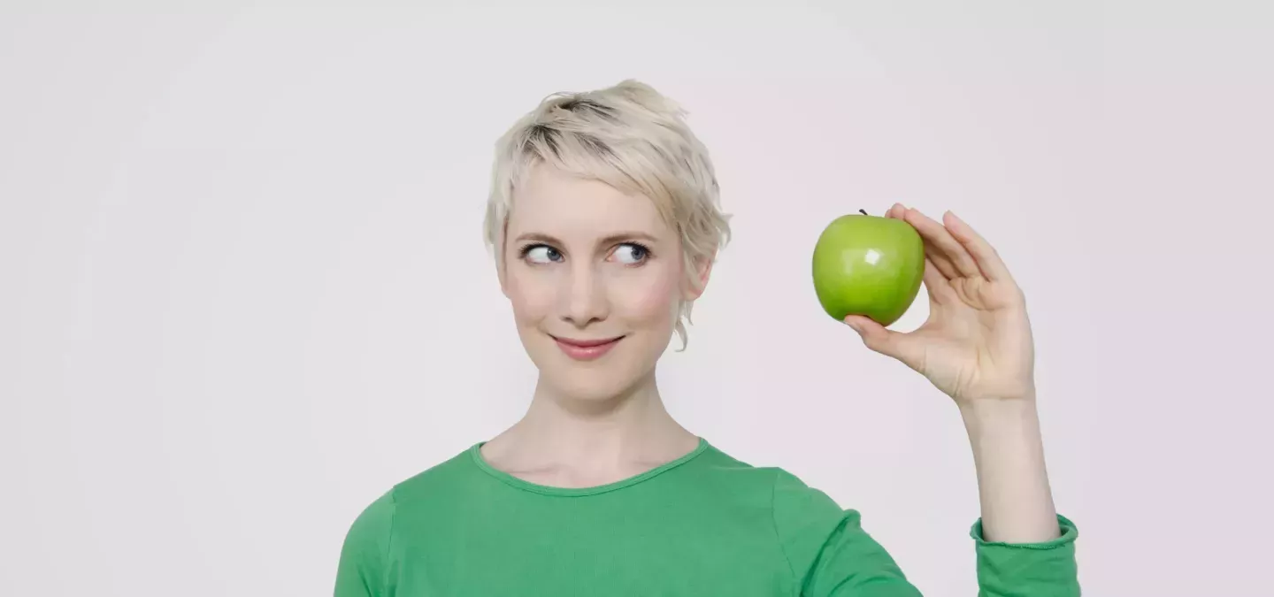 Frau mit Apfel