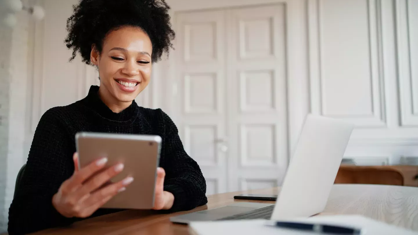 Frau beim Online-Banking