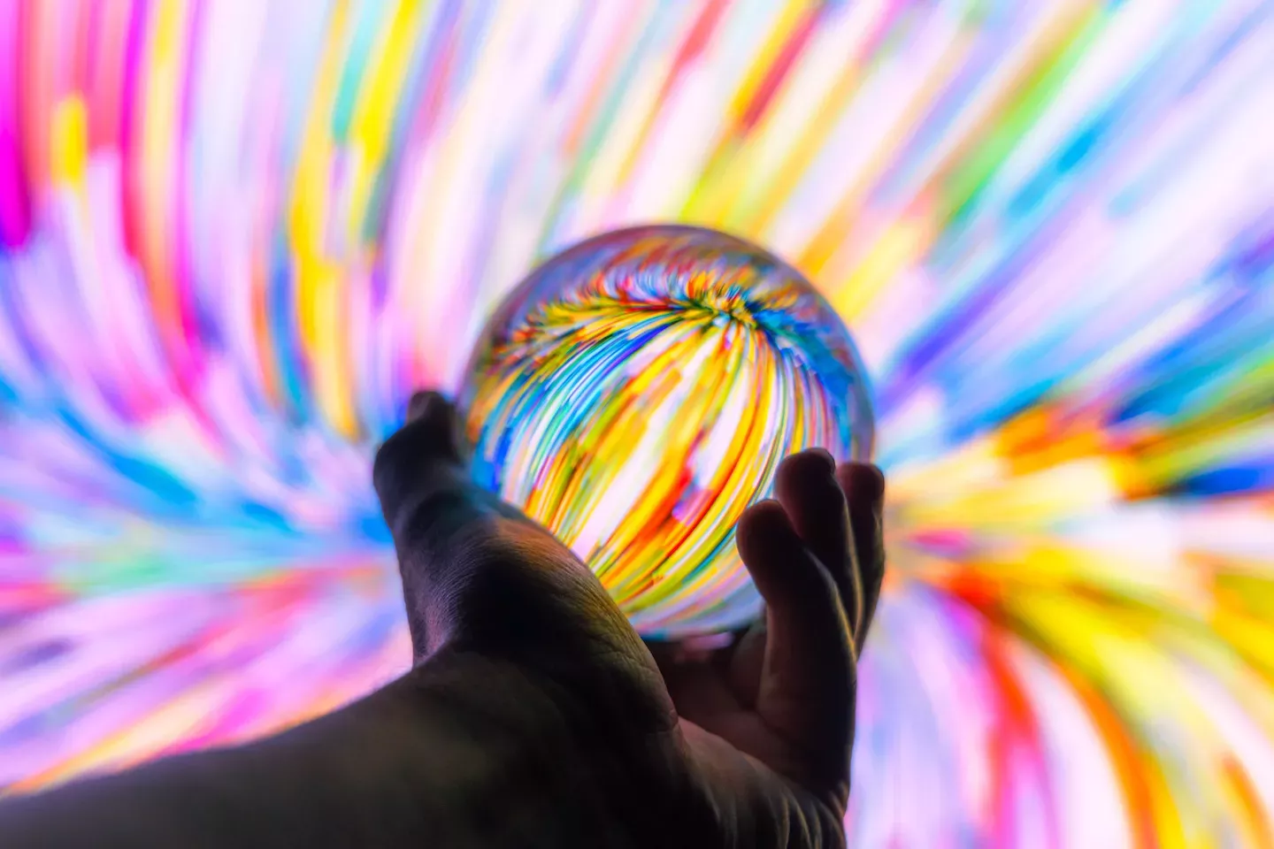 Eine Hand mit einer Kristallkugel Hand holding a crystal ball
