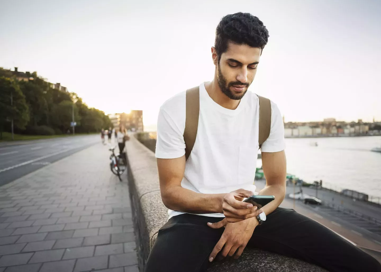 Mann schaut auf sein Handy Mann schaut auf sein Handy