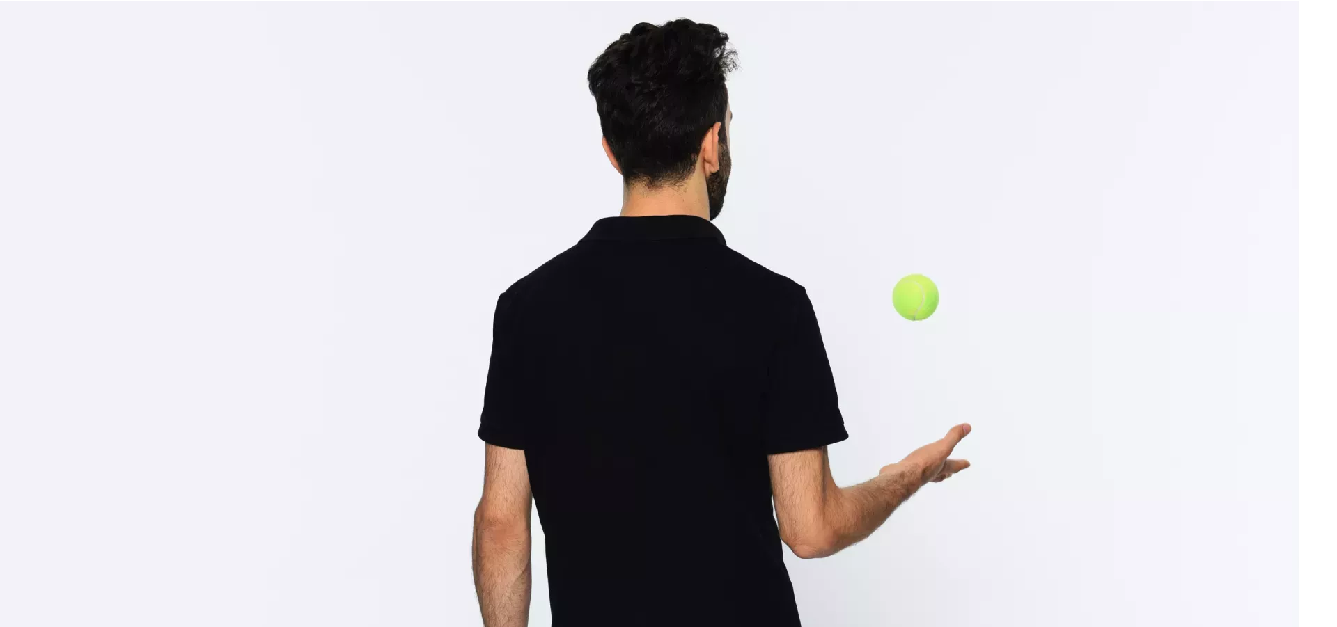 Mann wirft einen Tennisball