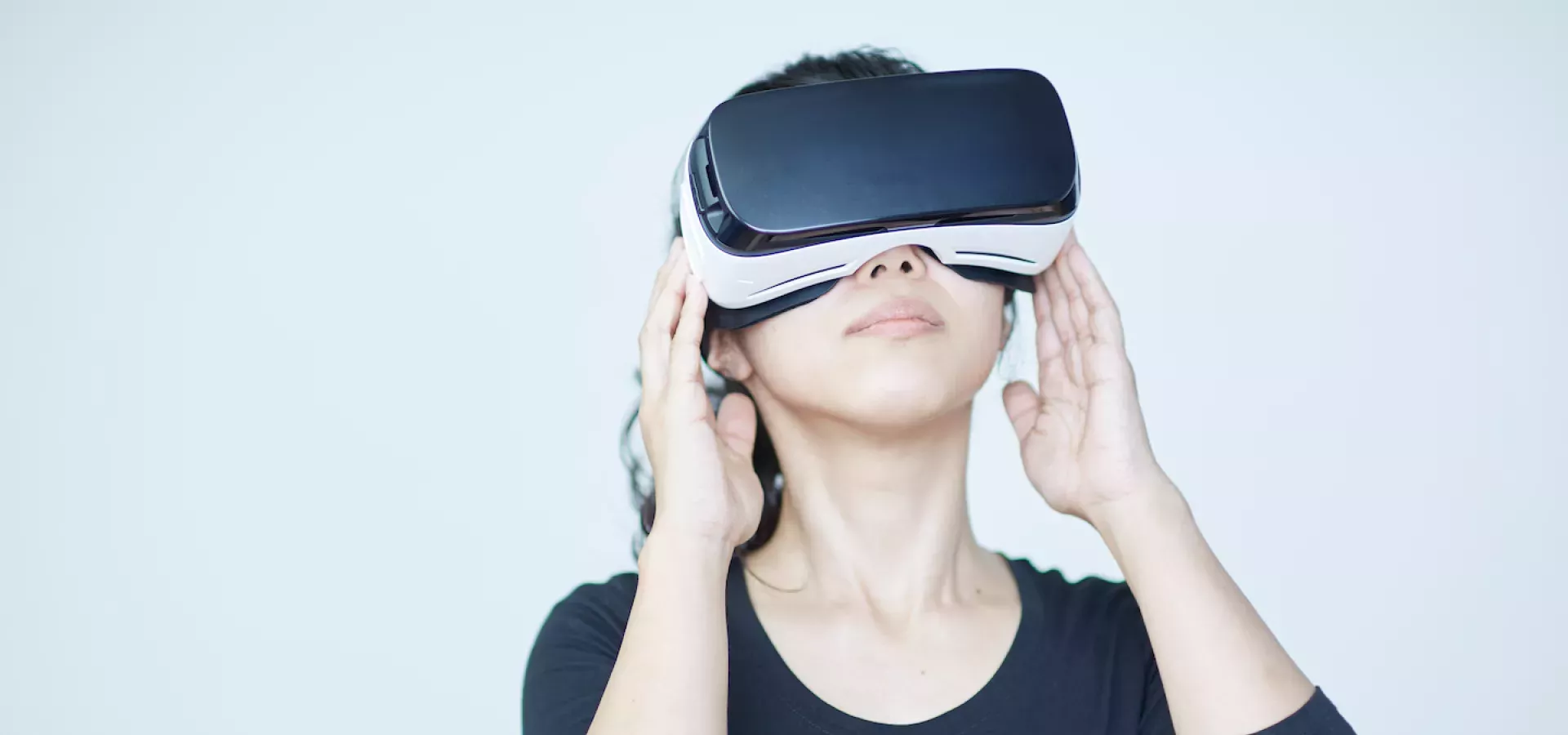 Frau mit VR-Headset Frau mit VR-Headset