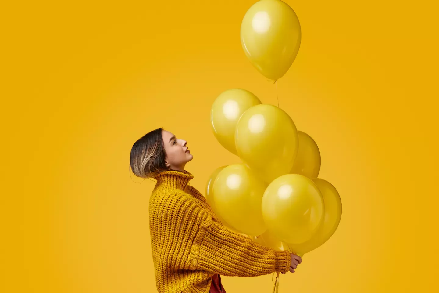 Frau mit Luftballons in der Hand