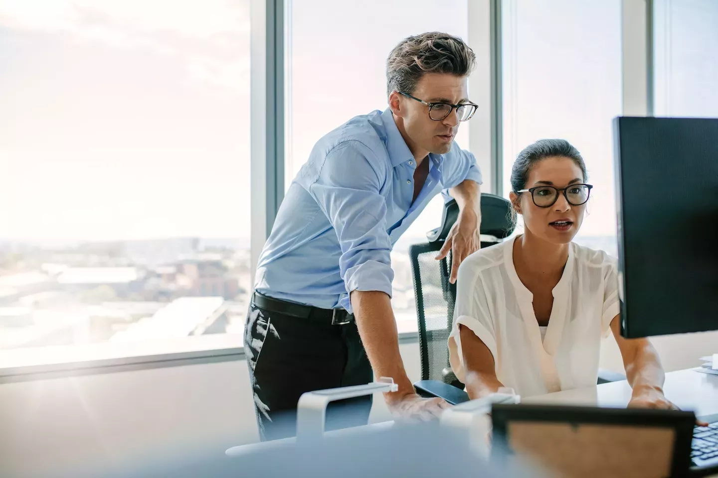 Zwei Personen, die im Büro arbeiten Zwei Personen, die im Büro arbeiten