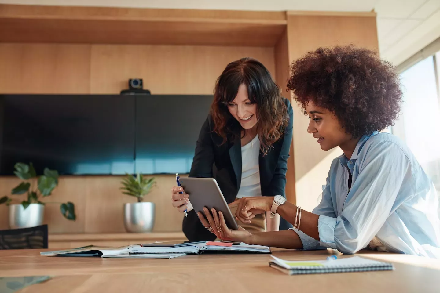 Zwei Personen, die im Büro arbeiten