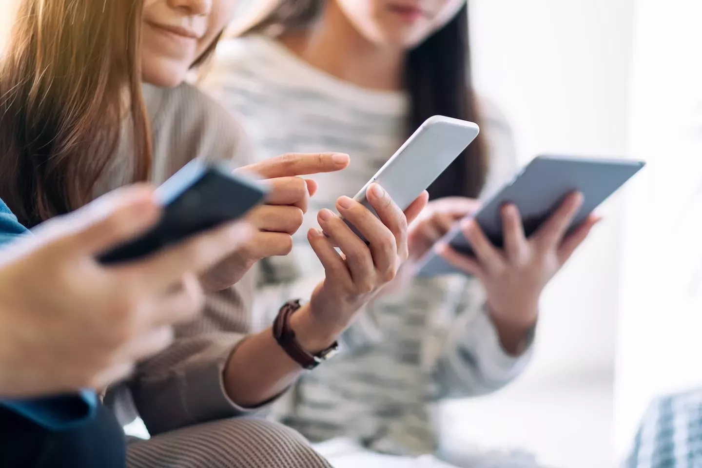 Menschen, die auf Telefone schauen