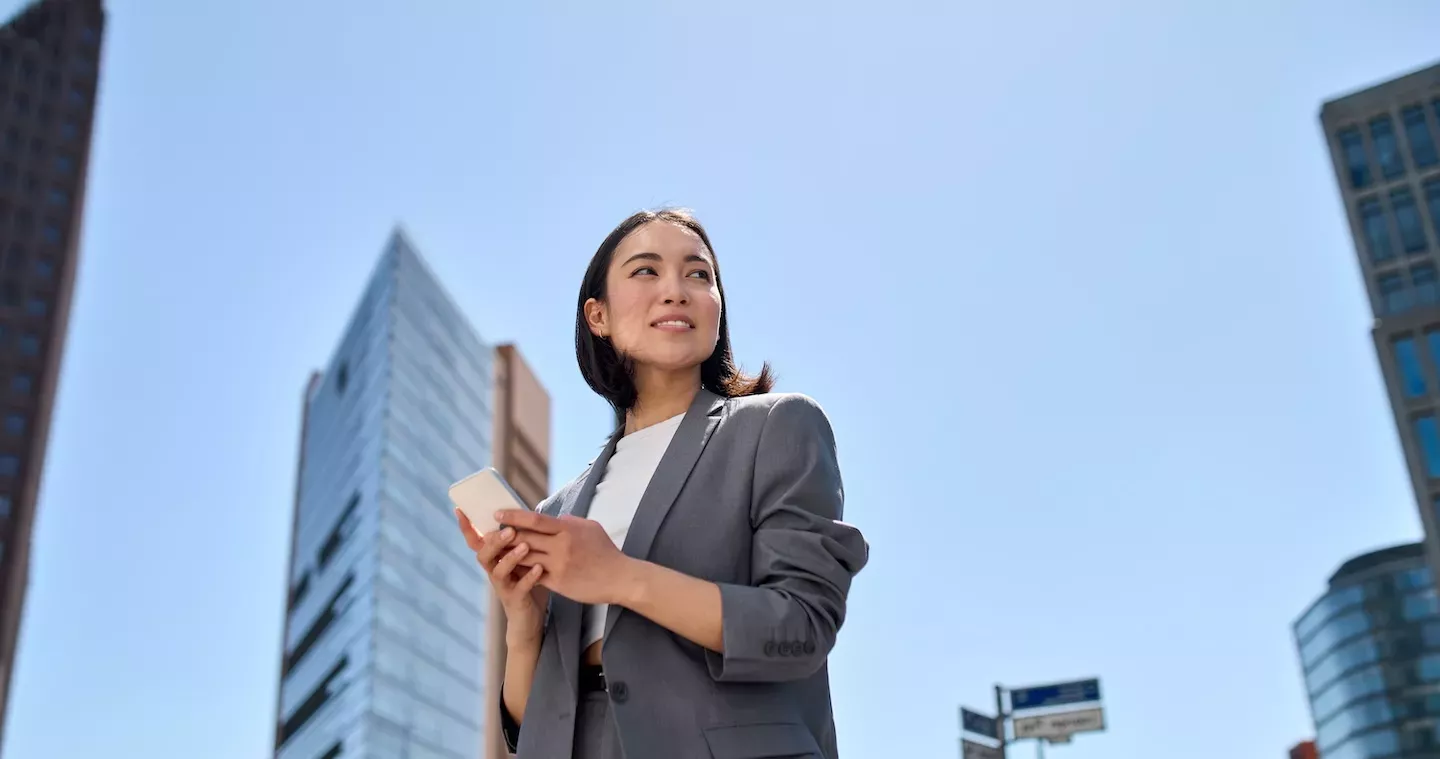 Person mit einem Telefon in der Hand