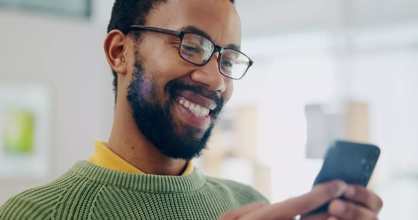 Person, die auf das Telefon schaut