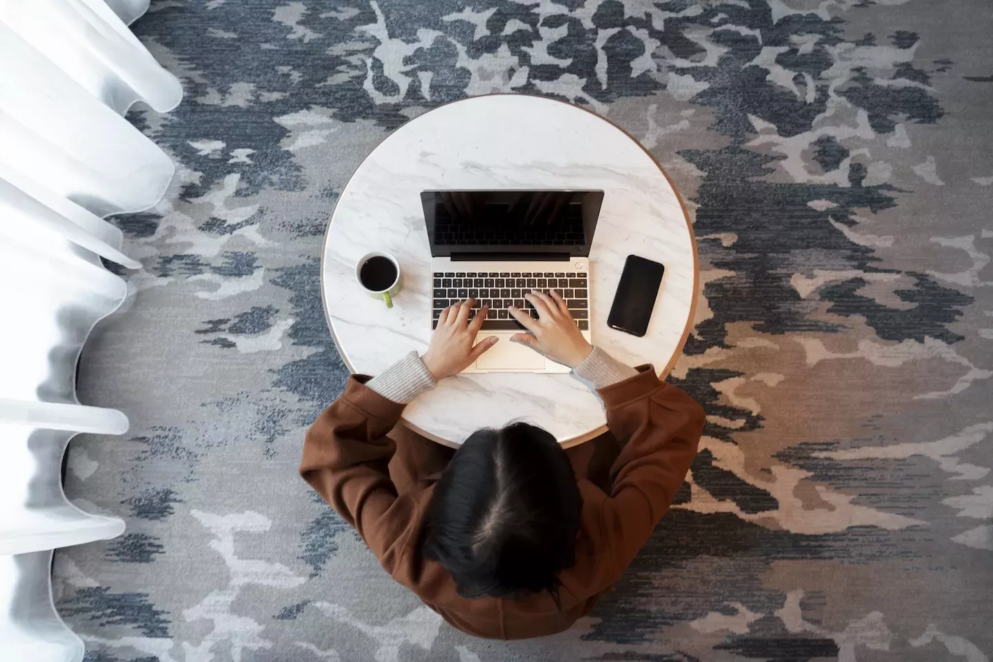 Person, die auf einen Computer schaut