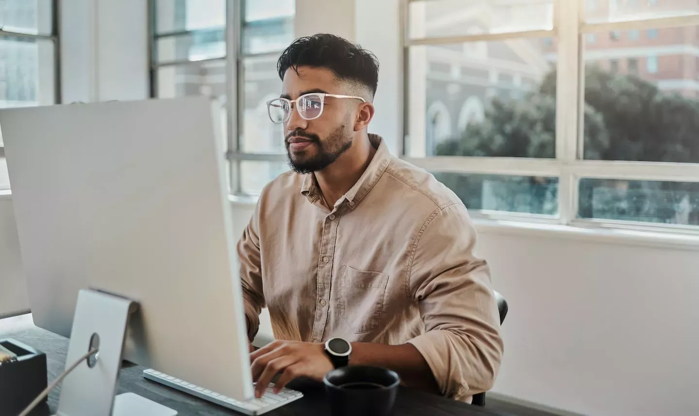 Person, die einen Computer sieht Person, die einen Computer sieht
