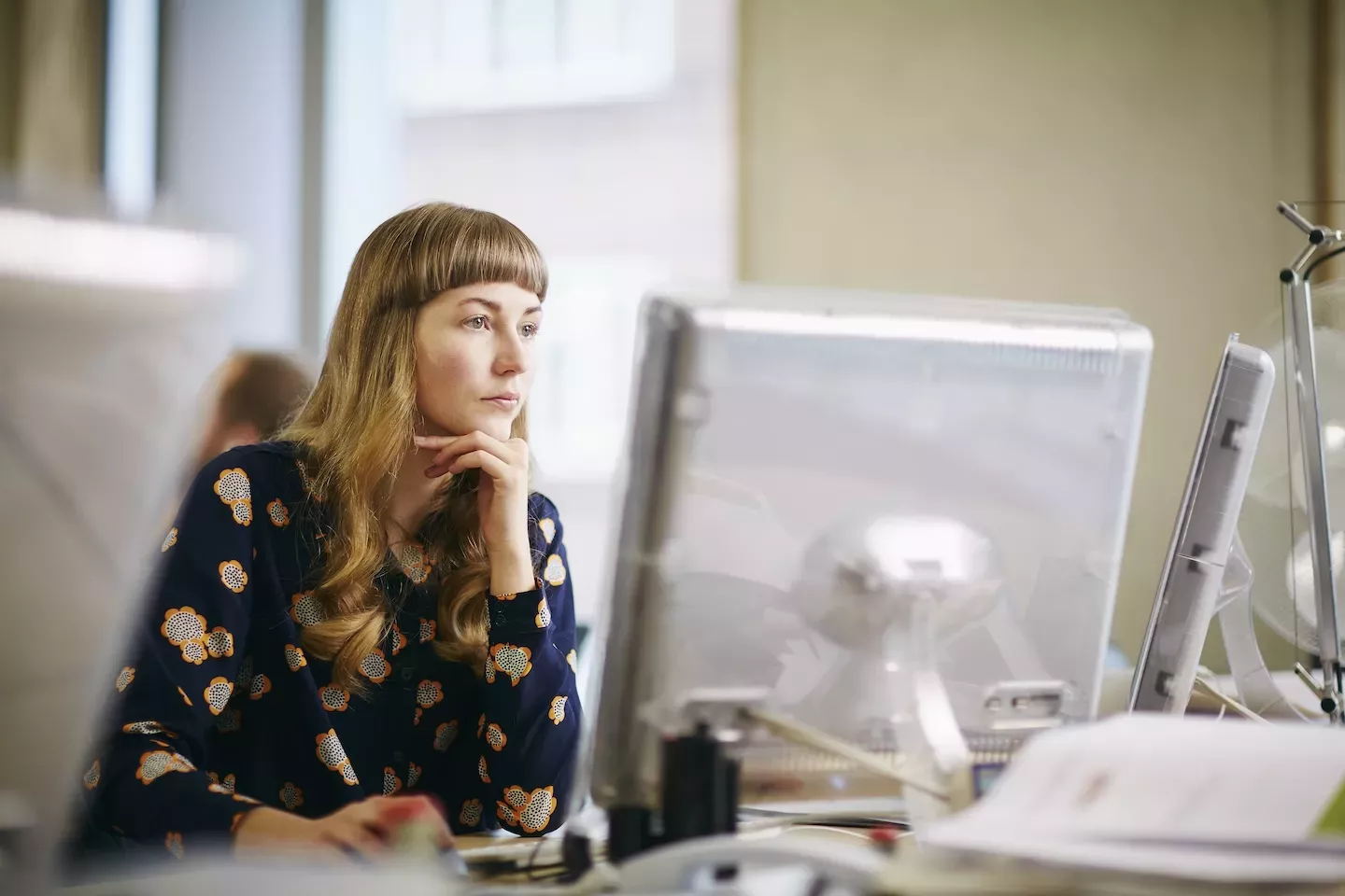Person, die auf einen Computer schaut Person, die auf einen Computer schaut