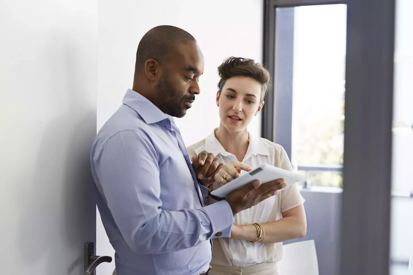 Zwei Personen diskutieren
