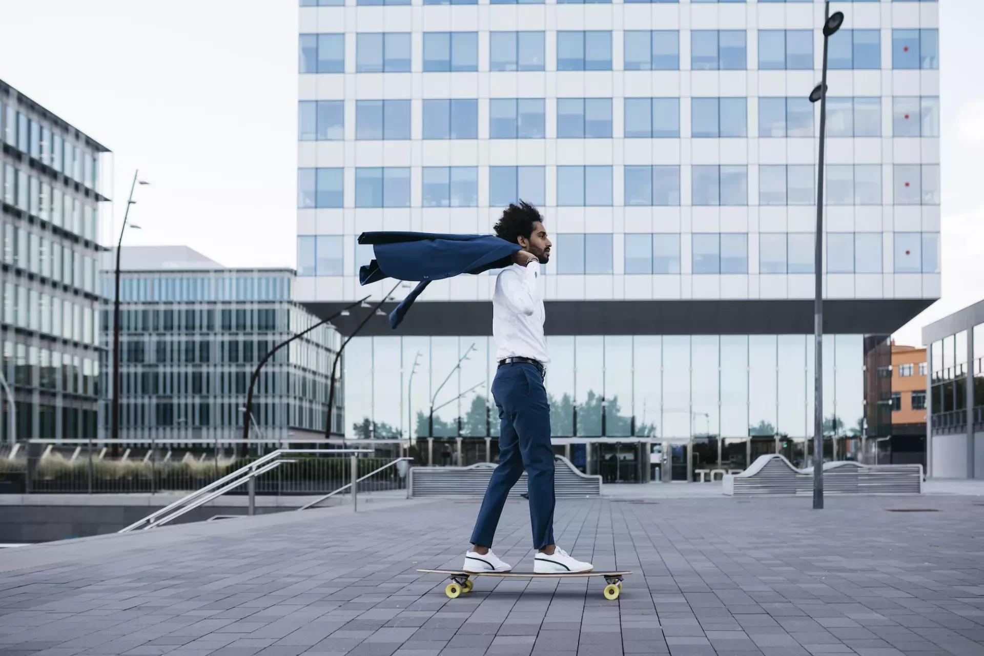 Mann auf dem Skateboard