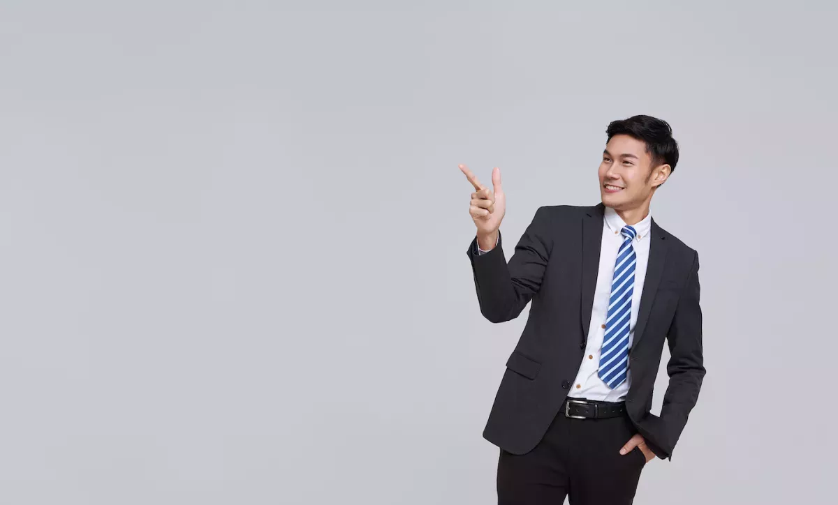 Hombre de negocios señalando y sonriendo