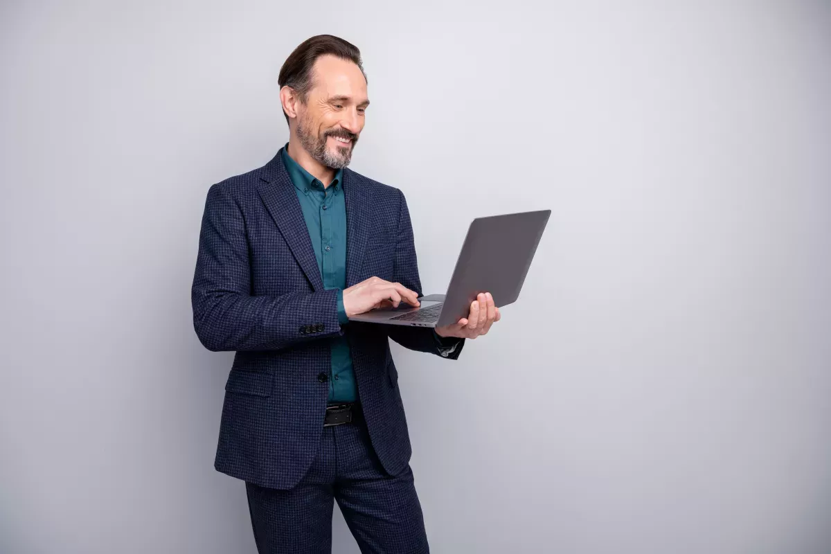 Hombre sosteniendo una computadora portátil