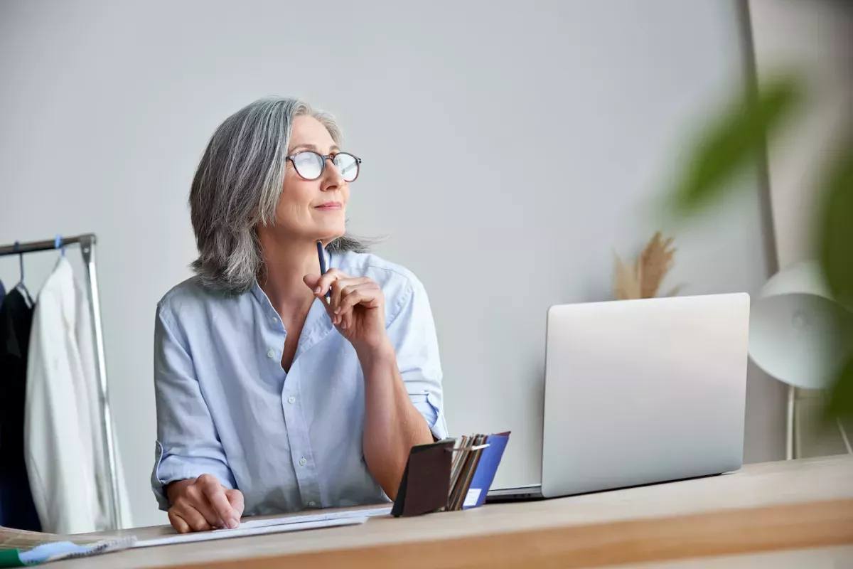 Mujer tomando una decisión en su escritorio