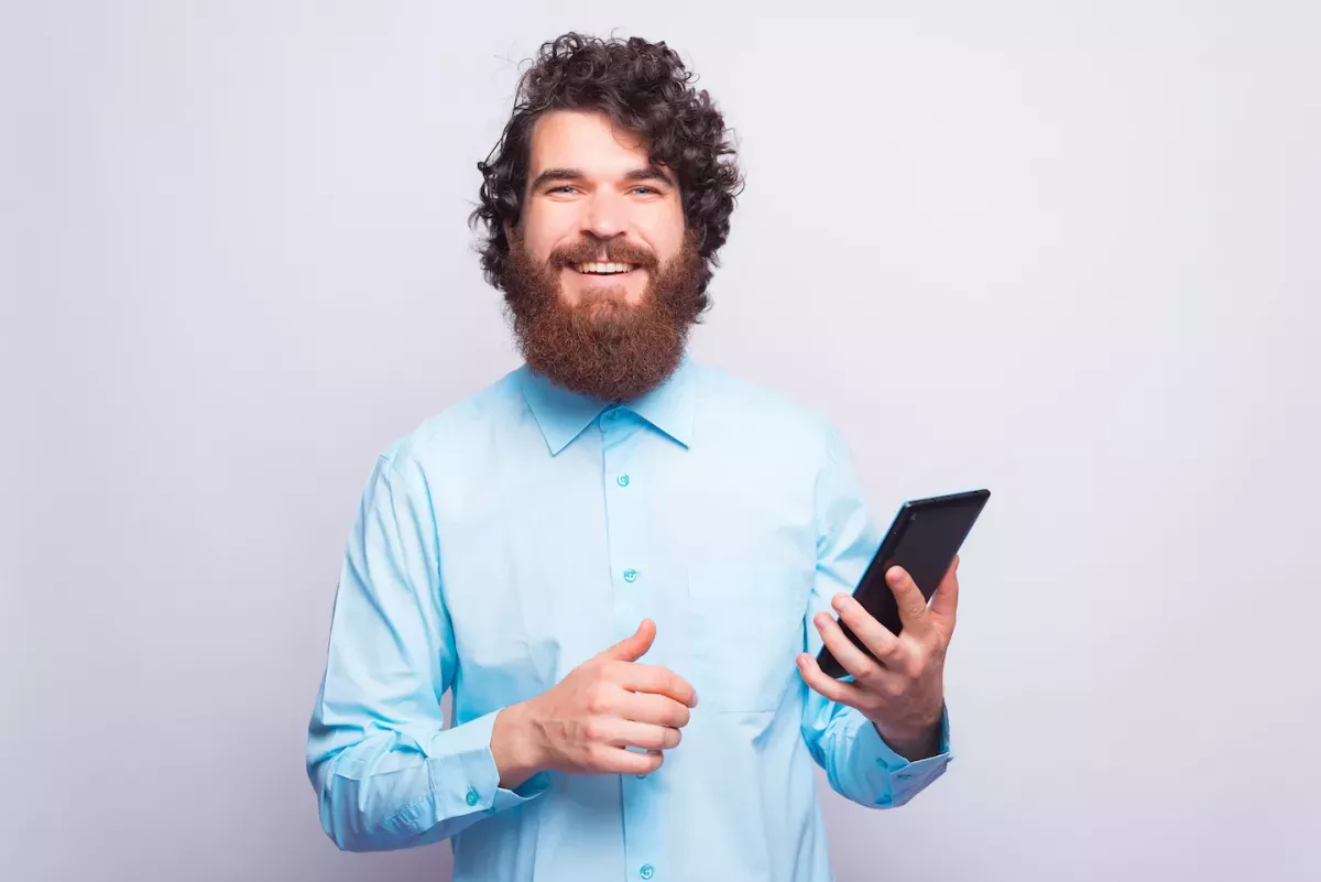 Hombre de negocios sosteniendo una tableta