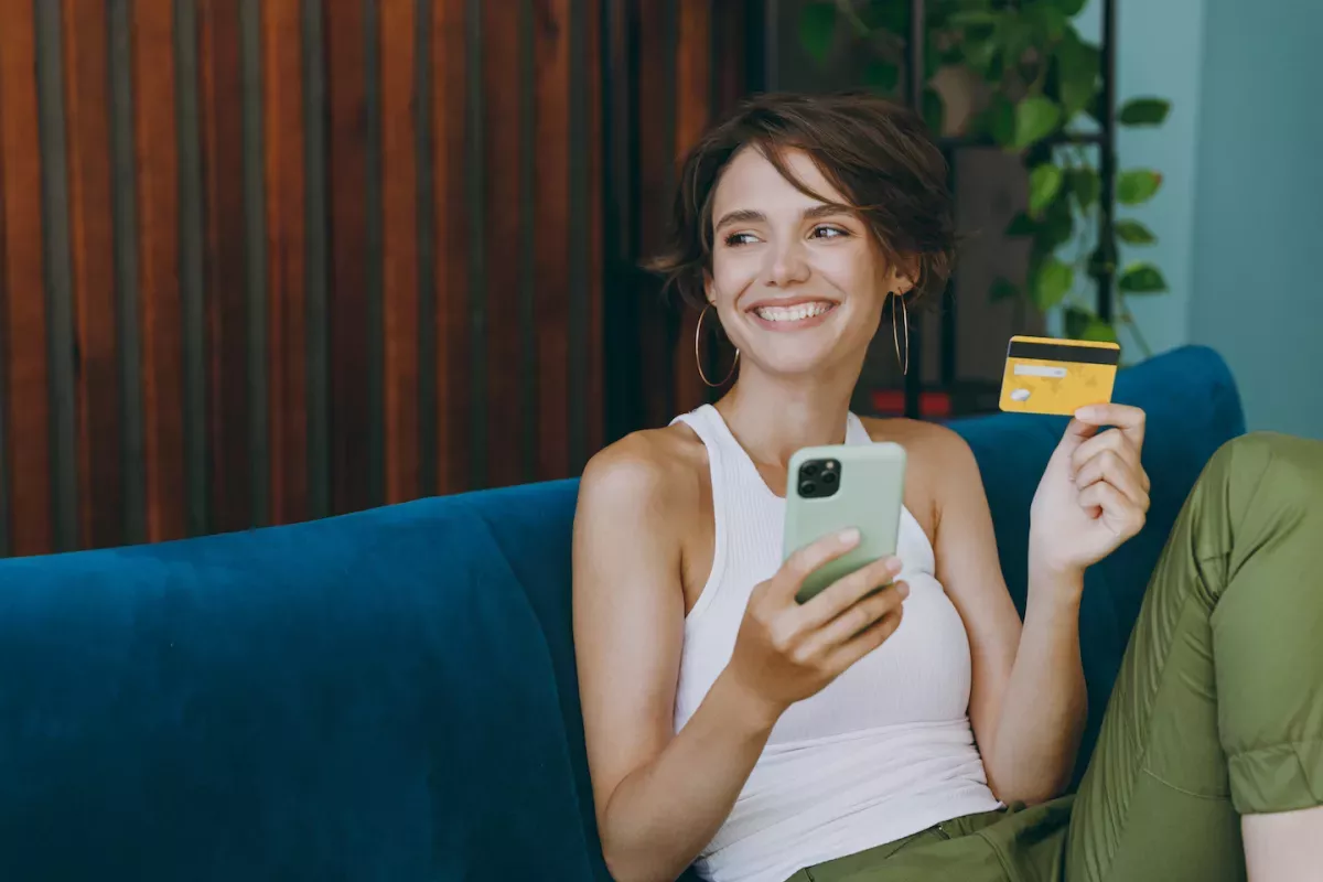 Mujer comprando algo con tarjeta de crédito