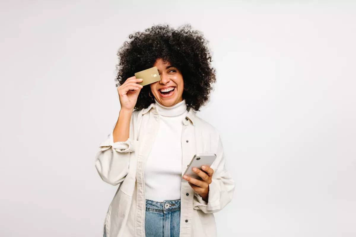 Mujer con una tarjeta de crédito sobre el ojo