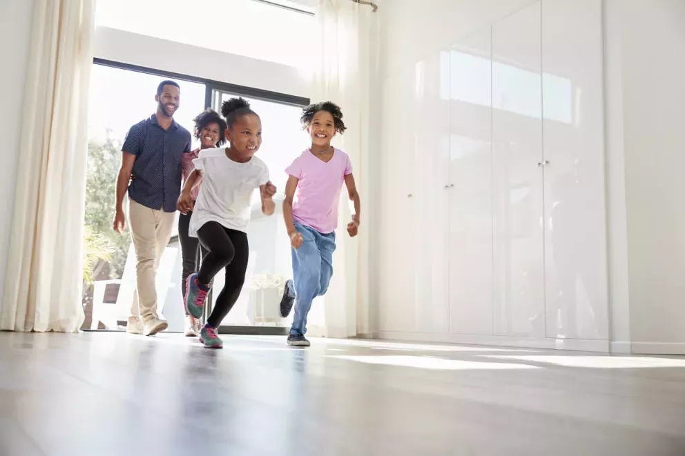 Familia feliz corriendo hacia su nuevo hogar Familia feliz corriendo hacia su nuevo hogar